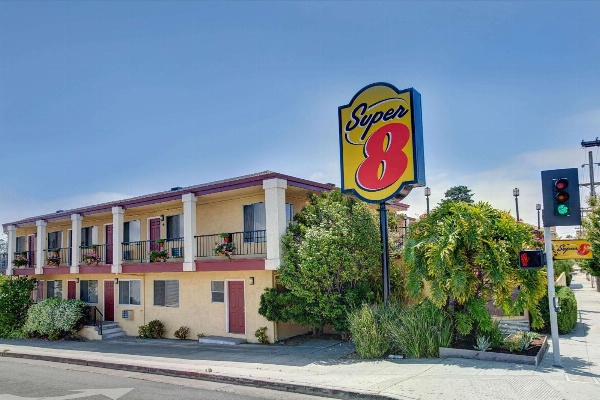 Super 8 by Wyndham Santa Cruz/Beach Boardwalk East Main image